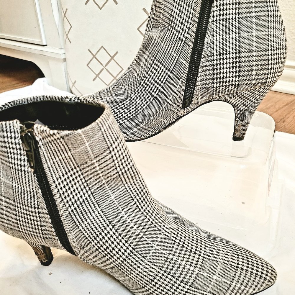 Pre-owned Womens black white boots